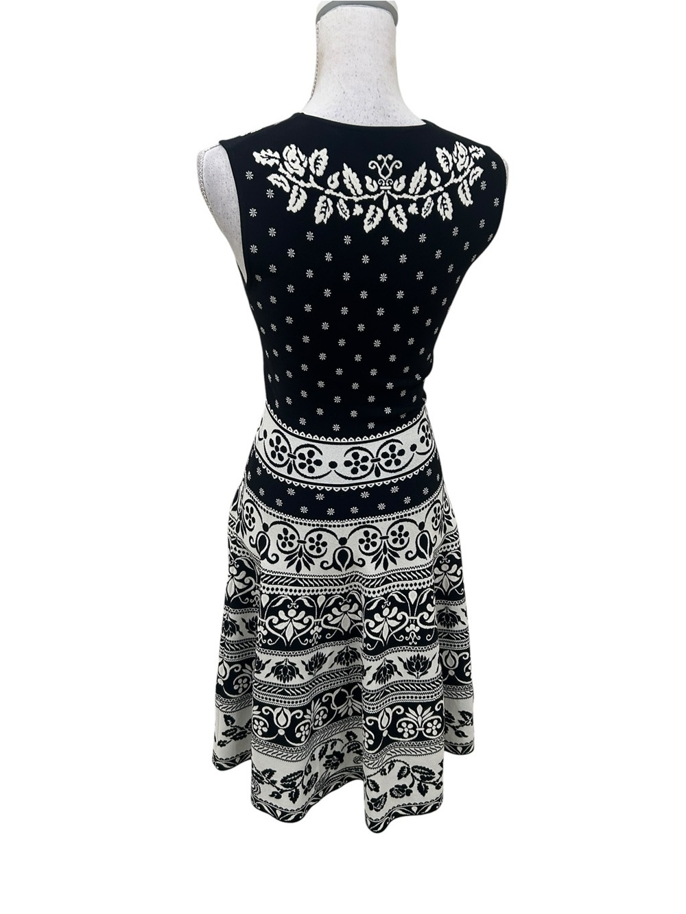 Alexander McQueen Black cream Floral Jacquard sleeveless fit & flare Dress small - Picture 6 of 9
